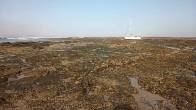 Segelboot läuft vor Lobos im Norden von Fuerteventura auf Grund und löst Umweltprotokoll aus 1 Segelboot Lobos auf Felsen