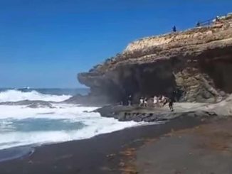 Ajuy Wellenalarm Menschen auf Felsen