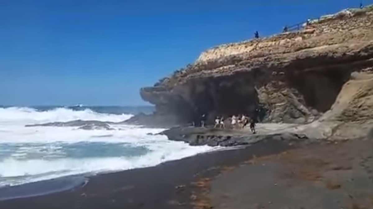 Ajuy Wellenalarm Menschen auf Felsen