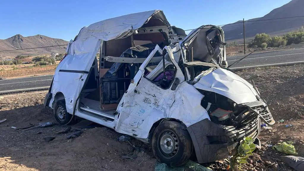 Mehrere Verletzte bei Kollision mit Linienbus auf FV-2 im Süden von Fuerteventura 2 Unfall Kleintransporter