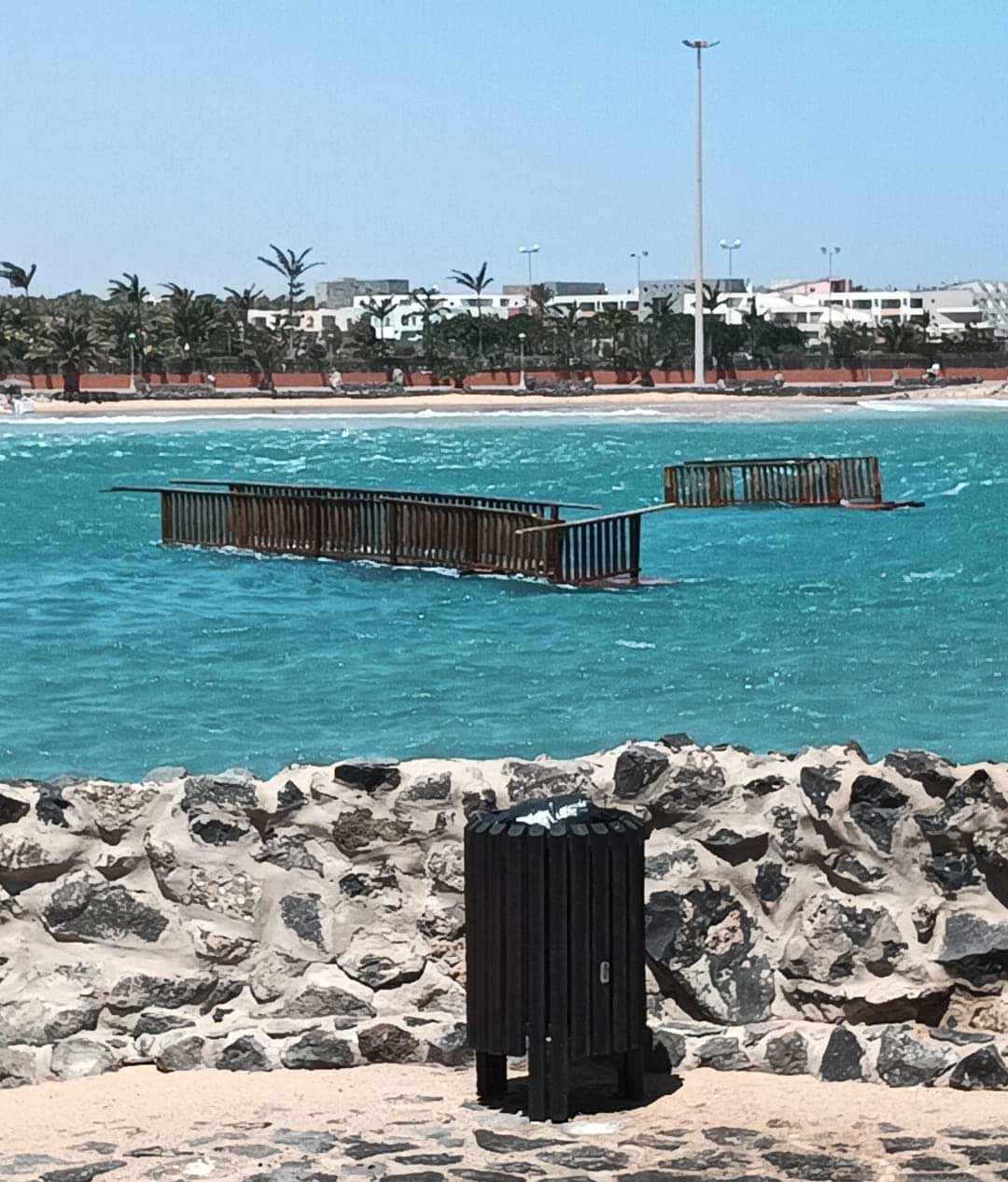 Zahlreiche Schäden auf Fuerteventura durch extremen Wellengang 4 Gelaender treiben im Meer Caleta de Fuste