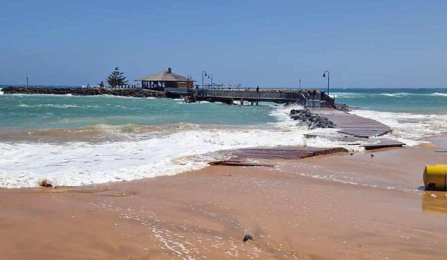 Zahlreiche Schäden auf Fuerteventura durch extremen Wellengang 3 Holzsteg Caleta de Fuste