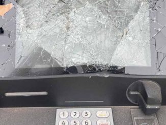 zertruemmerte Scheibe Geldautomat