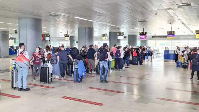 Flughafen-Schalter-Check-In-Schlange