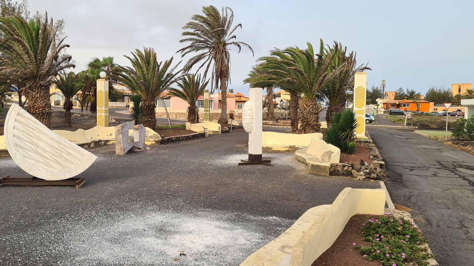 Die vergessenen Skulpturen von La Pared im Süden von Fuerteventura 3 vergessene Skulpturen marode Strasse