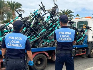 Gemeinde sammelt 242 E-Roller ohne Genehmigung in Corralejo im Norden von Fuerteventura ein 1 E Roller La Oliva auf LKW Policia Local