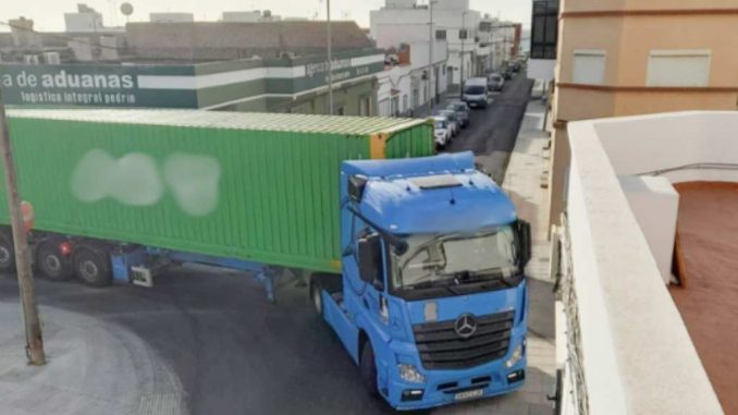 LKW-enge-Straße-Puerto-del-Rosario