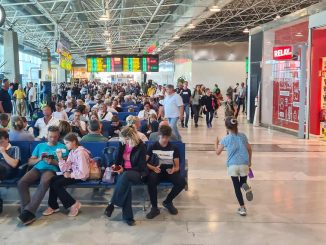 Flughafen Abflughalle viele Passagiere