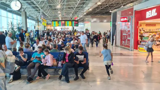 Flughafen-Abflughalle-viele-Passagiere