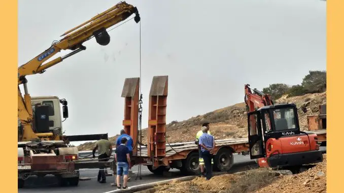 Fuerteventura: Vollsperrung auf der FV-30 bei Betancuria – Tieflader rutscht in Böschung 1 On the road again