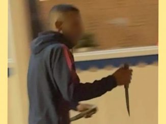 Mann mit Messer auf Fuerteventura