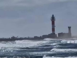 Rettungshubschrauber fliegt 3 Einsätze auf Fuerteventura und rettet 2 Kitesurfer und einen Schwimmer 1 El Cotillo Hubschrauber