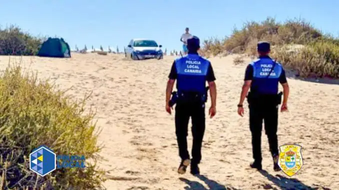 Autofahrer fährt zum Zelten direkt auf den Strand von Corralejo im Norden von Fuerteventura 1 Polizei Zelt Auto Strand Corralejo