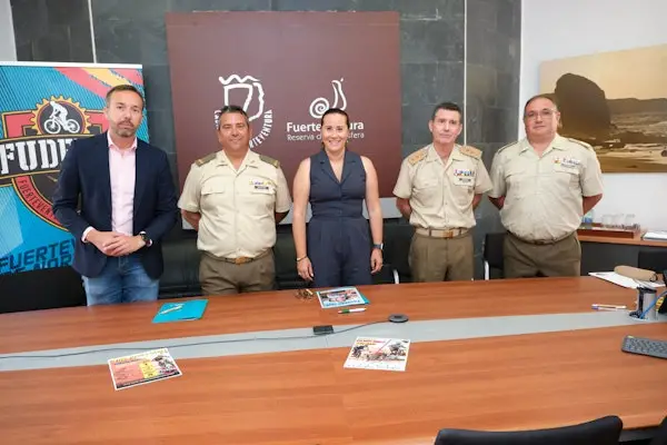 Zusammenarbeit zwischen Militär und Cabildo bei Fuerteventuras MTB-Rennen FudeNas 2025 besiegelt 1 image 1