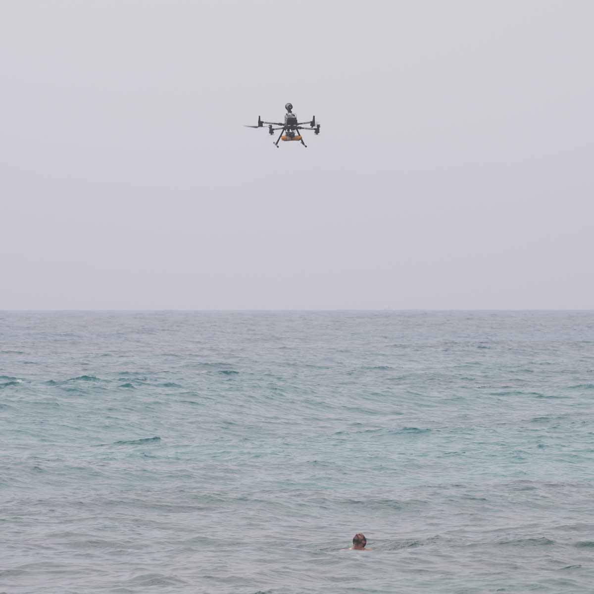 Luftunterstützung für Rettungsschwimmer im Norden von Fuerteventura: Drohnen für mehr Sicherheit 2 Drohne ueber Schmimmer Fuerteventura