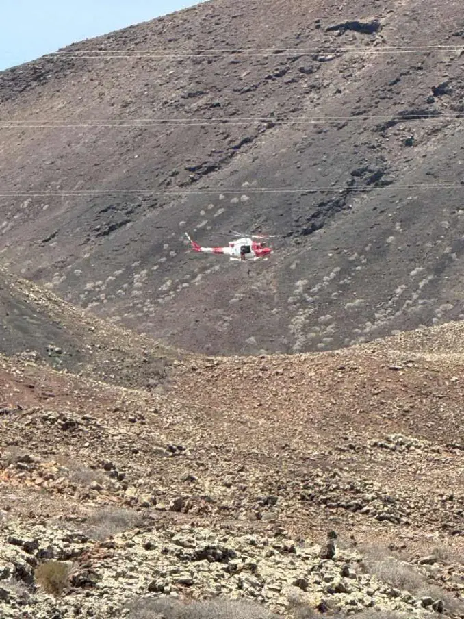 Verunglückter Wanderer am Vulkan Bayuyo im Norden von Fuerteventura von Hubschrauber gerettet 3 Gelaende Hubschrauber Wanderer Rettung