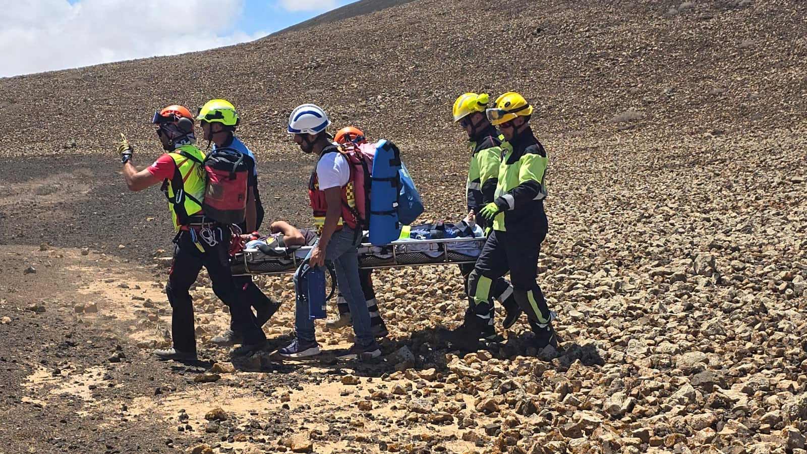 Verunglückter Wanderer am Vulkan Bayuyo im Norden von Fuerteventura von Hubschrauber gerettet 1 Hubschrauber Wanderer La Oliva 2