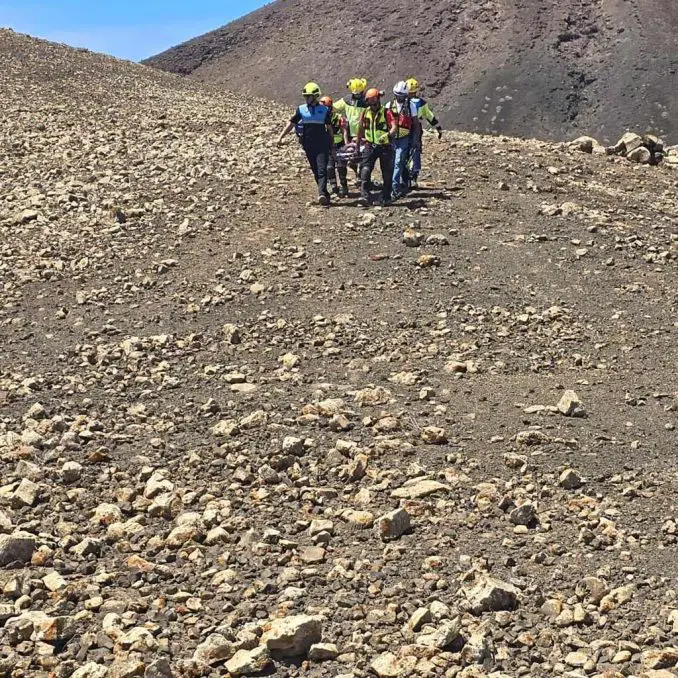 Verunglückter Wanderer am Vulkan Bayuyo im Norden von Fuerteventura von Hubschrauber gerettet 2 Lavafeld Malpais Rettung La Oliva