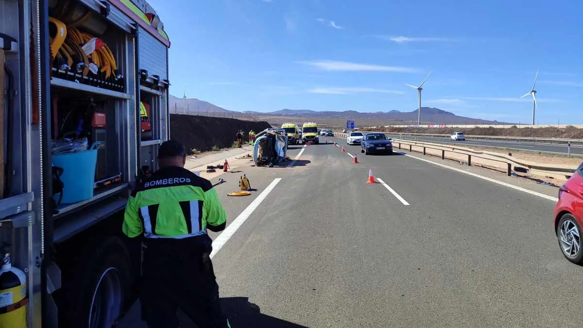Schon wieder Unfall mit Überschlag auf der FV-1 im Norden von Fuerteventura 1 Unfall FV1 Leitplanke Ueberschlag