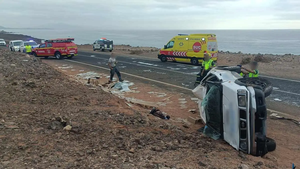 Unfall auf der FV-104: Fahrzeug überschlägt sich bei Montaña Roja im Norden von Fuerteventura 1 Unfall Pickup Fliesen 1