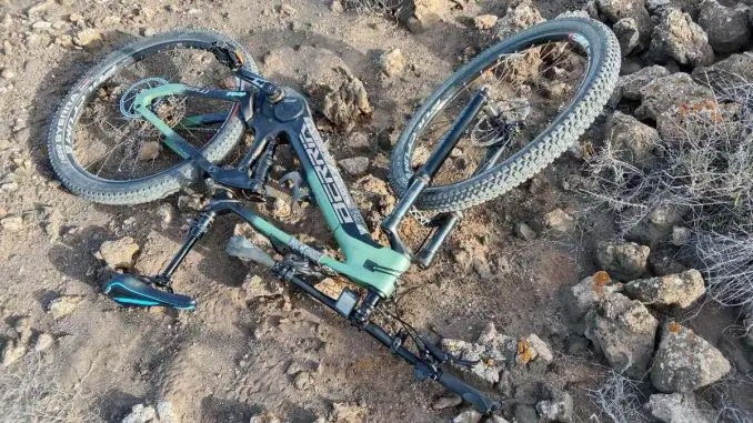 Feuerwehr von La Oliva rettet schwer verletzten Radfahrer bei Corralejo im Norden von Fuerteventura 1 Verunfalltes Fahrrad