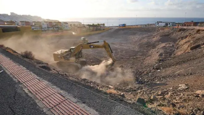 Baubeginn des Zentrums für Tagespflege und Seniorenresidenz in Gran Tarajal 1 Altenheim Gran Tarajal Bagger
