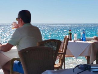 Menschen Restaurant Bilck aufs Meer