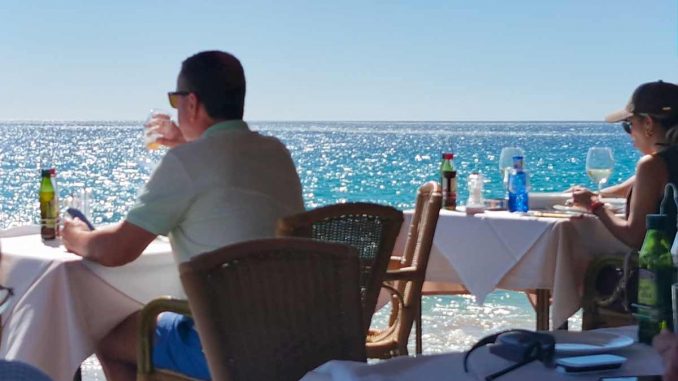 Menschen-Restaurant-Bilck-aufs-Meer