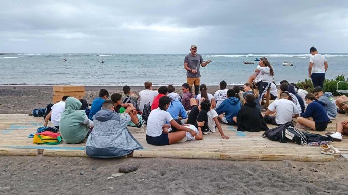 Umwelttag Schueler am Strand Fuerteventura