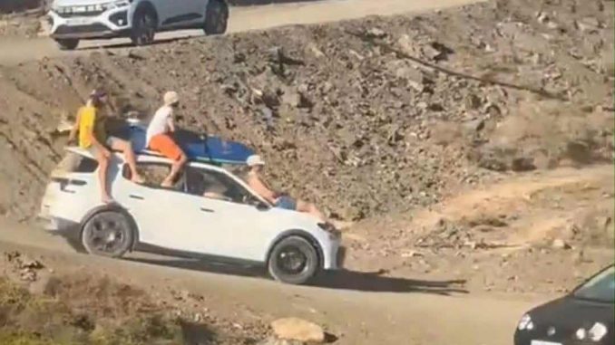 4-Personen-auf-Autodach-Los-Molinos