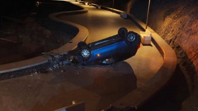 Auto-stürzt-Böschung-hinab.jpg