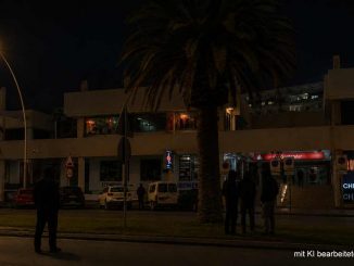 Cosmo Shopping Center bei Nacht