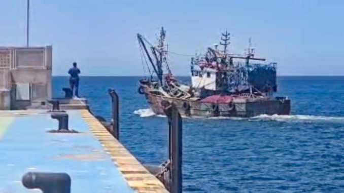 Fischerbot verlaesst Hafen