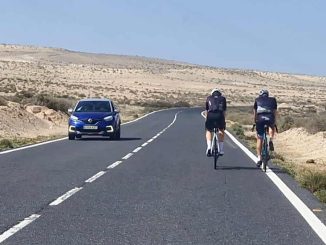 Zwei Radfahrer nebeneinander auf Landstrasse auf Fuerteventura