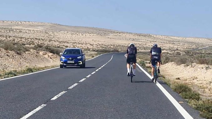 Zwei-Radfahrer-nebeneinander-auf-Landstraße-auf-Fuerteventura