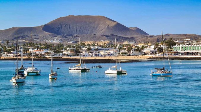 Boote-vor-der-Skyline-von-Corralejo-Fuerteventura