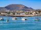 Boote vor der Skyline von Corralejo Fuerteventura