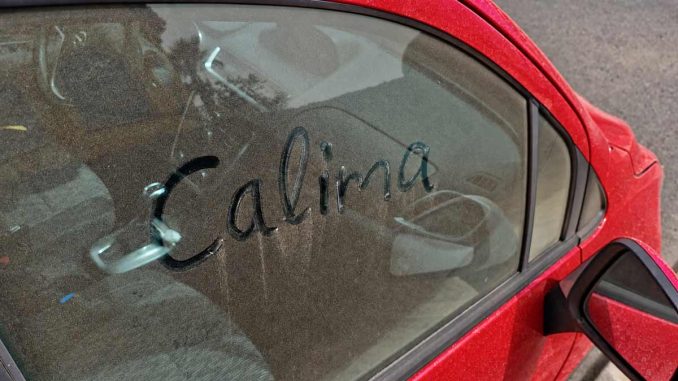 Rotes-Auto-mit-„Calima“-im-Staub