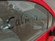 Rotes Auto mit „Calima im Staub